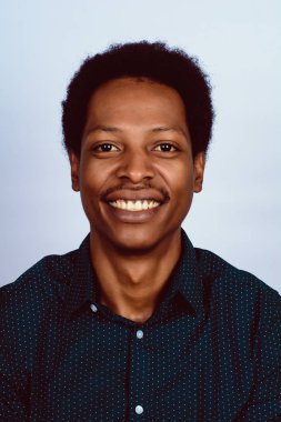 Afro Amerikan portresi adam kameraya stüdyo üzerinde seyir.