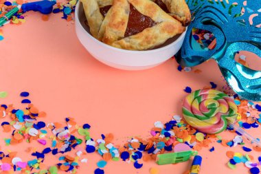 Karnaval maskesi Purim arka plan görünümünü top, kostüm ve hamantaschen tanımlama bilgileri parti. Purim kutlama kavramı