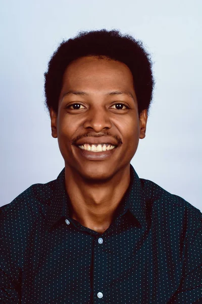 Porträtt Afro Amerikan Man Tittar Kameran Studio — Stockfoto