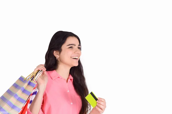 年轻美丽的女人与购物袋和信用卡 销售理念 独立的白色背景 — 图库照片