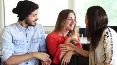 Grup Genç öğrencinin rahat içinde dinlenirken eğlenmek. Yaşam tarzı kavramı