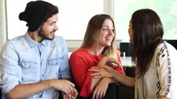 Gruppe Unge Studerende Der Har Det Sjovt Mens Slapper Hyggeligt – Stock-video