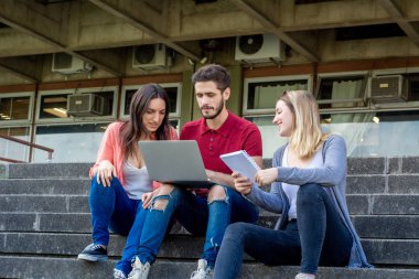 Üniversite öğrencilerin birlikte kullanarak dizüstü bilgisayar üniversite binasında eğitim grubu. Eğitim kavramı