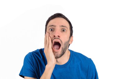 Stüdyo şok genç adam portresi. Surpised ifade ile genç adam.