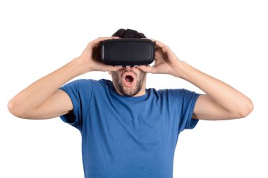 Vr kulaklık ile genç adam portresi Studio etkileşimli ekrana bakarak. Sanal gerçeklik yaşayan adam.  