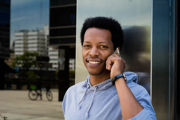 Porträtt Ung Svart Man Pratar Mobiltelefon Utanför — Stockfoto