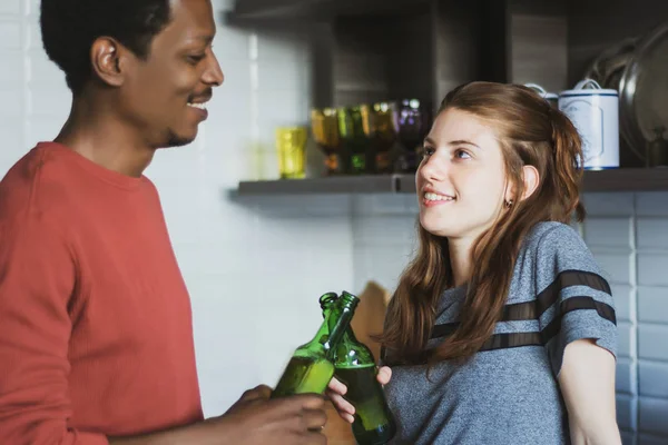 Giovani Amici Multietnici Divertono Con Bottiglie Drink Casa Amicizia Concetto — Foto Stock