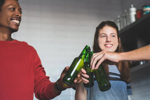 Jovens Amigos Multi Étnicos Brindando Garrafas Cerveja Divertindo Casa Conceito — Fotografia de Stock