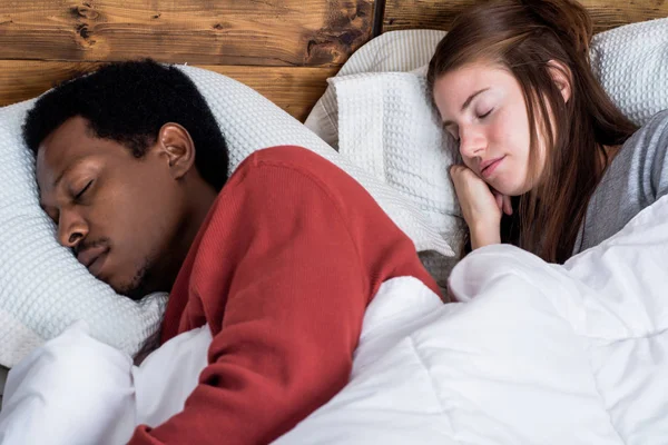 Close Casal Multiracial Dormindo Uma Cama Confortável Casa — Fotografia de Stock