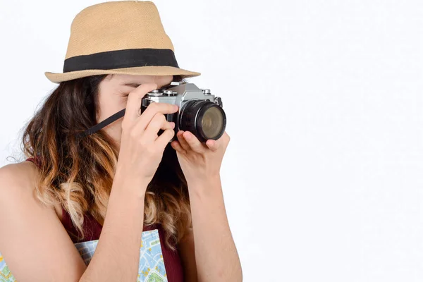 Yaz Şapka Ayakta Vintage Fotoğraf Makinesi Ile Genç Kadın Portresi — Stok fotoğraf