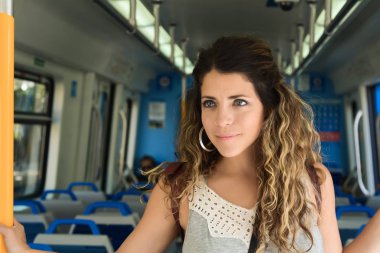 Genç kadın turist tren ile seyahat. Seyahat kavramı keyfi.