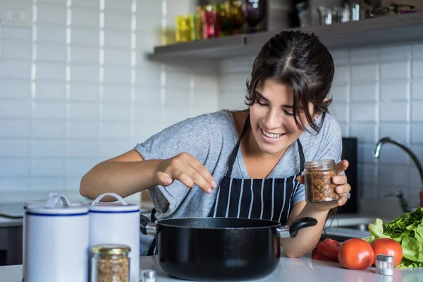Молодая Женщина Готовит Дома Кухне Здоровое Питание — стоковое фото