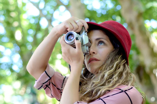 Eğleniyor Genç Kadın Portresi Retro Film Kamerası Ile Fotoğraf Çekmek — Stok fotoğraf