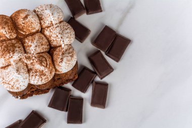 Yakın çekim için lezzetli mini çikolata kek.