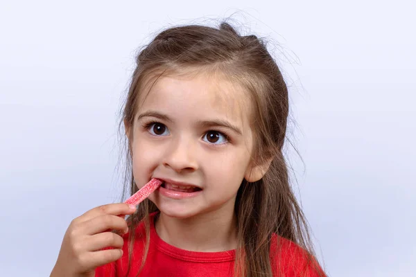 Portrait Petite Fille Mangeant Des Bonbons Sucrés Studio — Photo