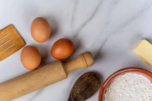 Großaufnahme Von Haushaltsgeräten Eiern Einer Tasse Mehl Und Butter Kochkonzept — Stockfoto