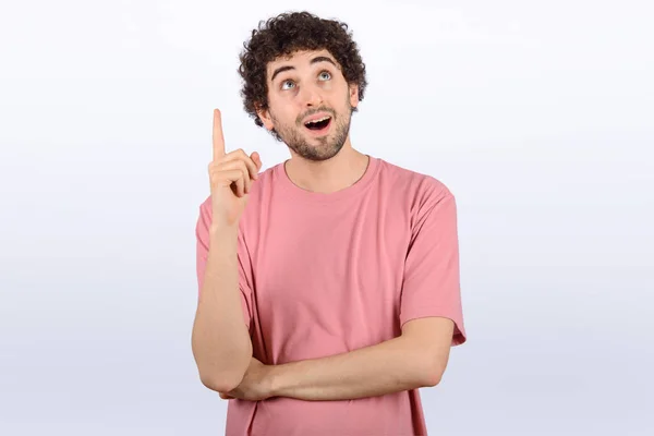 Retrato Joven Con Expresión Conmocionada Señalando Hacia Arriba — Foto de Stock