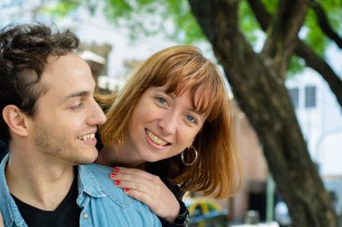 Mutlu bir çift aşık açık portresi.