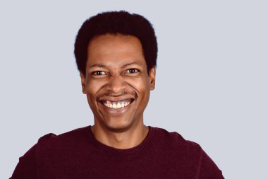 Afro Amerikan portresi adam kameraya stüdyo üzerinde seyir.