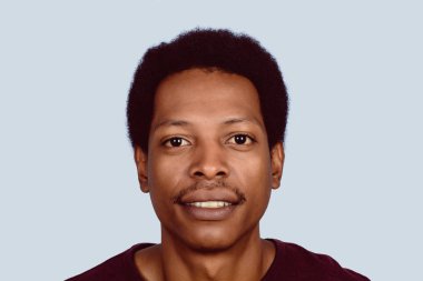 Afro Amerikan portresi adam kameraya stüdyo üzerinde seyir.