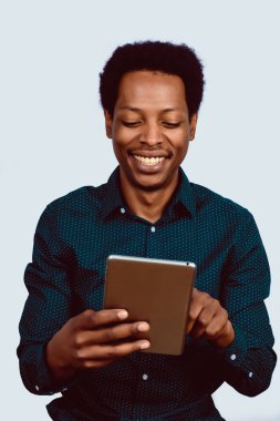 Afro Amerikan portresi dostum dijital tablet studio kullanma.