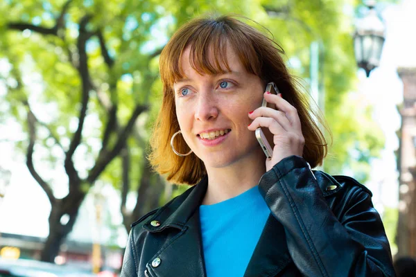 Retrato Una Joven Pelirroja Hablando Teléfono Móvil Aire Libre — Foto de Stock