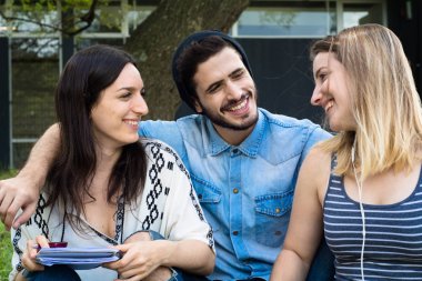 Grup üniversite öğrencilerinin okul kampüsünde rahatlatıcı. Eğitim kavramı.