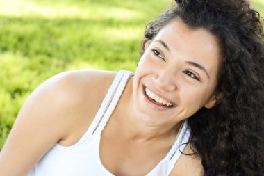 Parkta güzel latin kadın portresi.