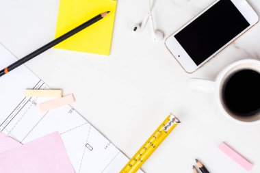 Kahve ve zeka küpüyle çalışan masa manzarası. İş konsepti.