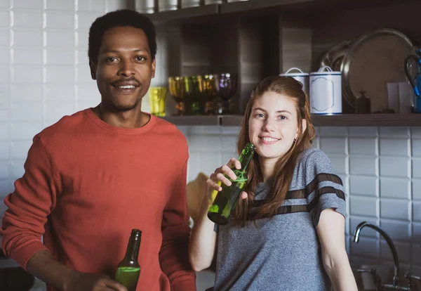 Giovani Amici Multietnici Divertono Con Bottiglie Drink Casa Amicizia Concetto — Foto Stock