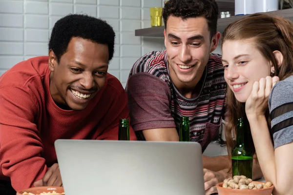 Grupo Amigos Reunião Olhando Para Laptop Divertindo Conceito Amizade — Fotografia de Stock