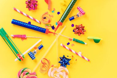 Doğum günü objets turuncu arka plan üzerinde renkli parti çerçeve. Kutlama kavramı