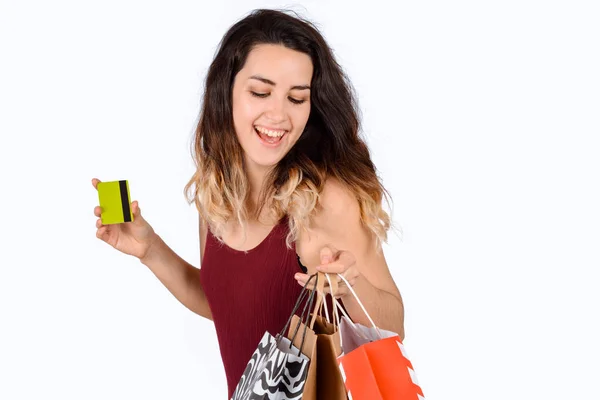 年轻美丽的女人与购物袋和信用卡 销售理念 独立的白色背景 — 图库照片
