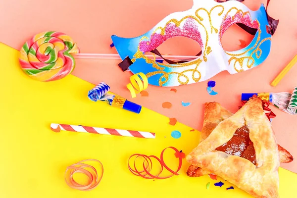 カーニバル マスクとプリムの背景の平面図 パーティーの衣装と Hamantaschen クッキー プリム祭のお祝いコンセプト — ストック写真