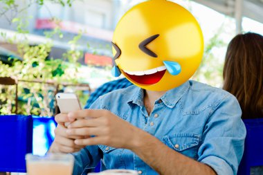Bir akıllı telefon kullanan Emoji baş adam. Emoji kavramı