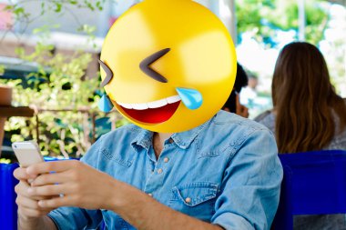 Bir akıllı telefon kullanan Emoji baş adam. Emoji kavramı