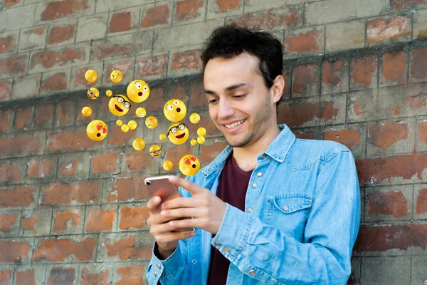Close Homem Usando Smartphone Enviando Emojis Conceito Social — Fotografia de Stock