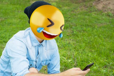 Bir akıllı telefon kullanan Emoji baş adam. Emoji kavramı