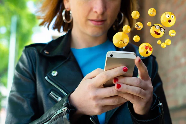Primer Plano Mujer Usando Teléfono Inteligente Que Envía Emojis Concepto —  Fotos de Stock