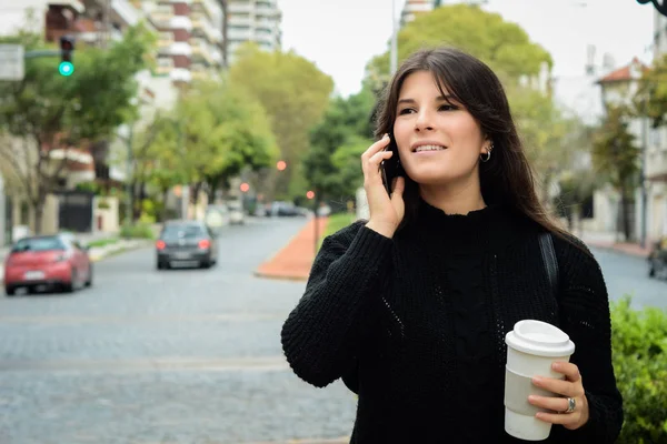 Portrét Mladé Ženy Latinské Svým Mobilním Telefonem Šálek Kávy Venku — Stock fotografie