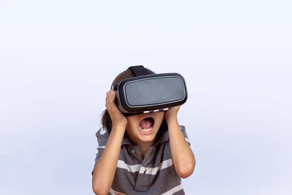 Menino jogando videogames com VR . — Fotografia de Stock