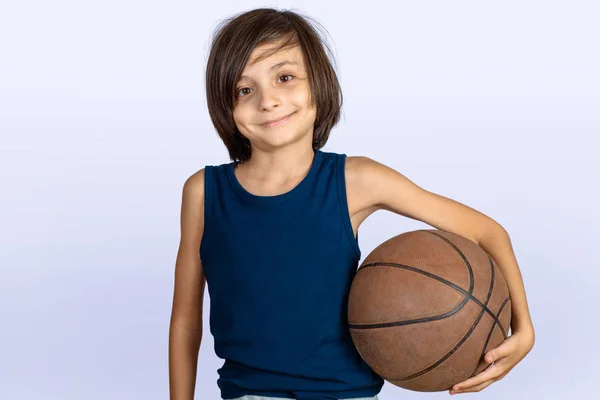 Petit garçon avec ballon de basket . — Photo