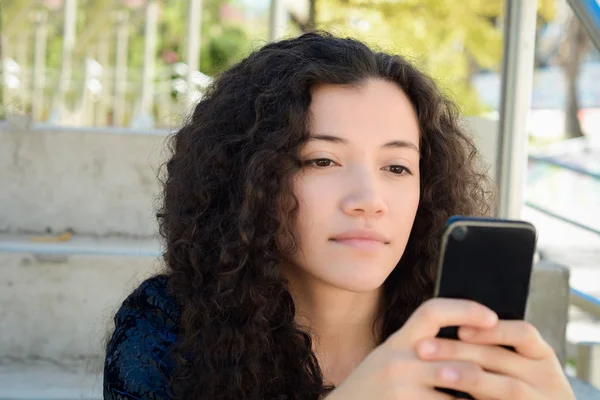 스마트폰으로 메시지를 보내는 젊은 여성. — 스톡 사진