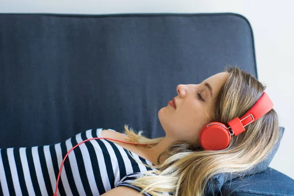 Ritratto di donna che ascolta musica con cuffie — Foto Stock