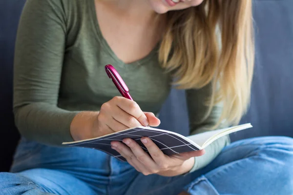 Mujer escribiendo en el sofá en casa — Foto de Stock