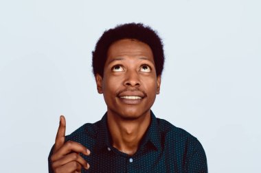 Afro Amerikalı adam yukarı dönük