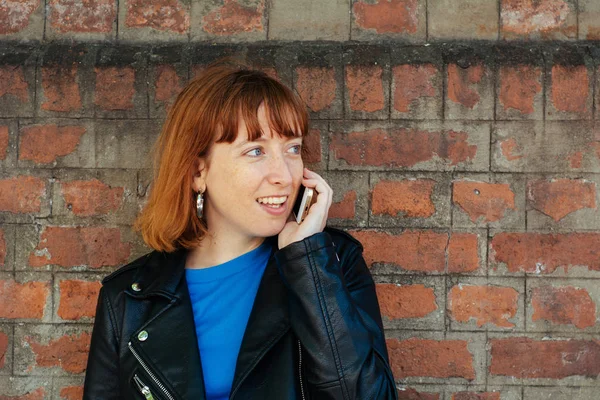 Pelirroja mujer hablando en su teléfono móvil . — Foto de Stock