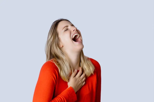 Fiatal nő nevetve. — Stock Fotó