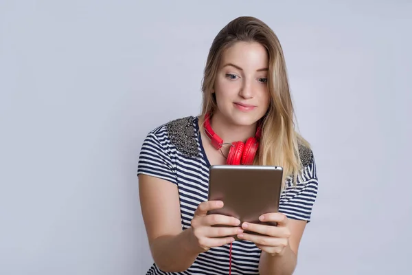 Mujer joven usando tableta digital . —  Fotos de Stock