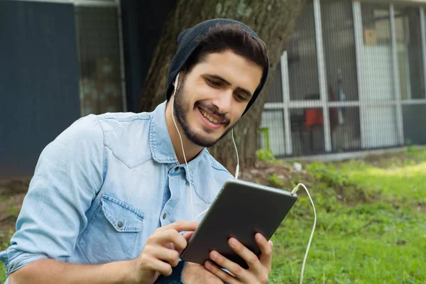 Νεαρός άνδρας Λατινική χρησιμοποιώντας tablet σε εξωτερικούς χώρους. — Φωτογραφία Αρχείου